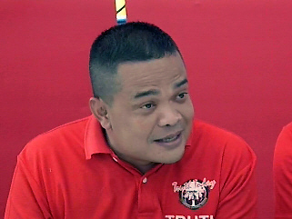 นายจตุพร พรหมพันธุ์ 