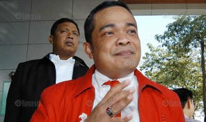 นายจตุพร พรหมพันธุ์ 