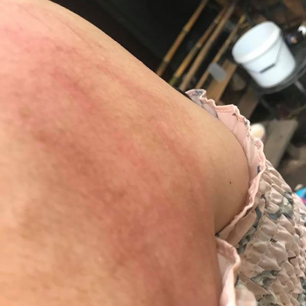 สาวอัดคลิปเล่นกีตาร์ริมน้ำ