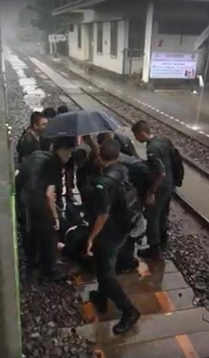 รด.ช่วยคนเป็นลมที่รางรถไฟ