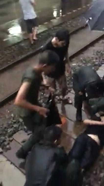 รด.ช่วยคนเป็นลมที่รางรถไฟ