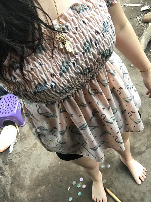 สาวอัดคลิปเล่นกีตาร์ริมน้ำ