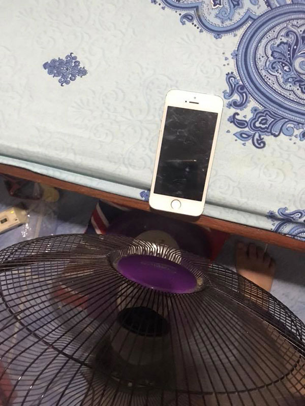 สาวอัดคลิปเล่นกีตาร์ริมน้ำ