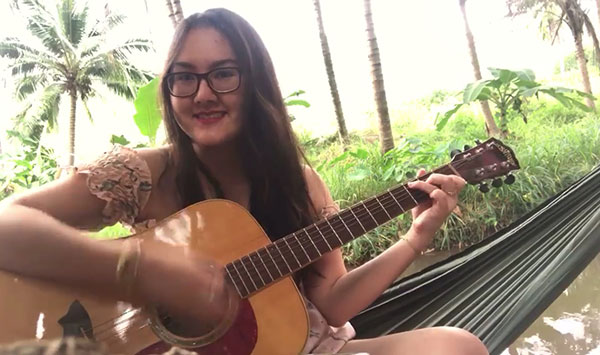 สาวอัดคลิปเล่นกีตาร์ริมน้ำ