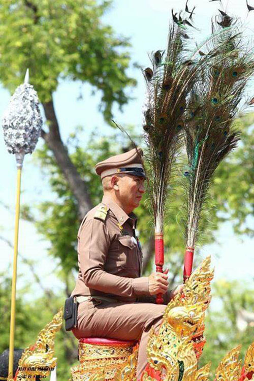 สารถีผู้ถวายงานรถพระที่นั่ง ร.9
