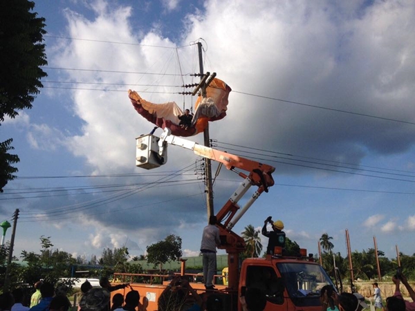 นักกีฬาหญิงร่อนพารามอเตอร์ติดเสาไฟฟ้าแรงสูง-ถูกช็อต กู้ภัยช่วยระทึก
