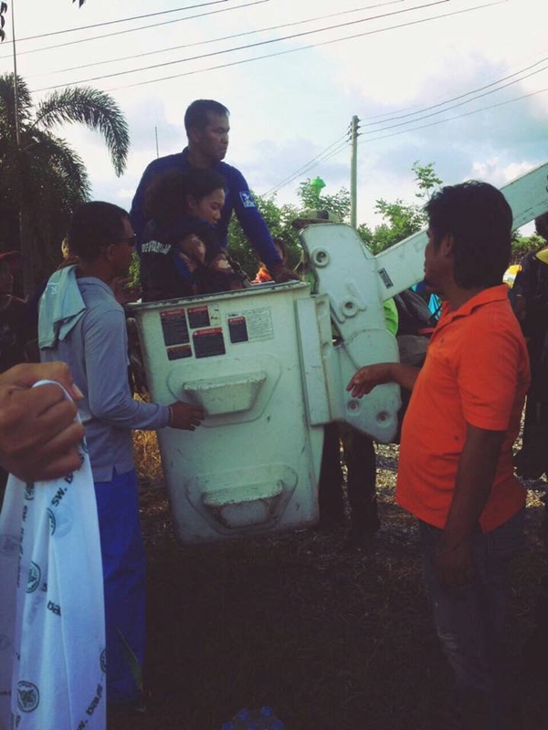 นักกีฬาหญิงร่อนพารามอเตอร์ติดเสาไฟฟ้าแรงสูง-ถูกช็อต กู้ภัยช่วยระทึก