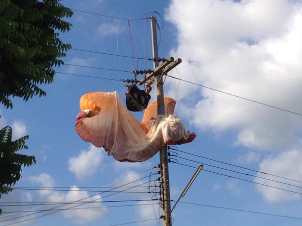 นักกีฬาหญิงร่อนพารามอเตอร์ติดเสาไฟฟ้าแรงสูง-ถูกช็อต กู้ภัยช่วยระทึก