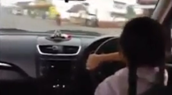 คลิปเด็กประถมขับรถไปโรงเรียน