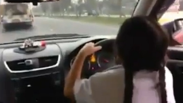 คลิปเด็กประถมขับรถไปโรงเรียน