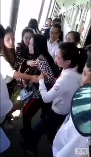 สาวทำมือถือหล่นน้ำขณะถ่ายรูป