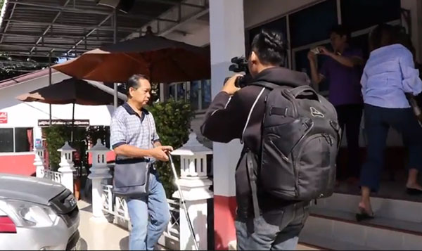 ทุบกระจกรถ