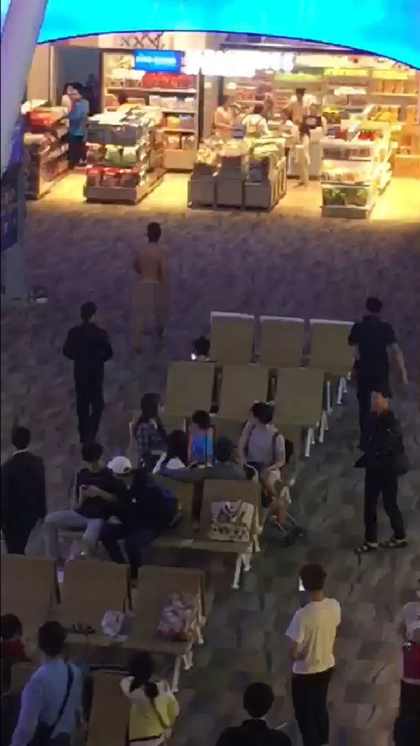 ฝรั่งคลั่ง แก้ผ้ากลางสนามบินภูเก็ต