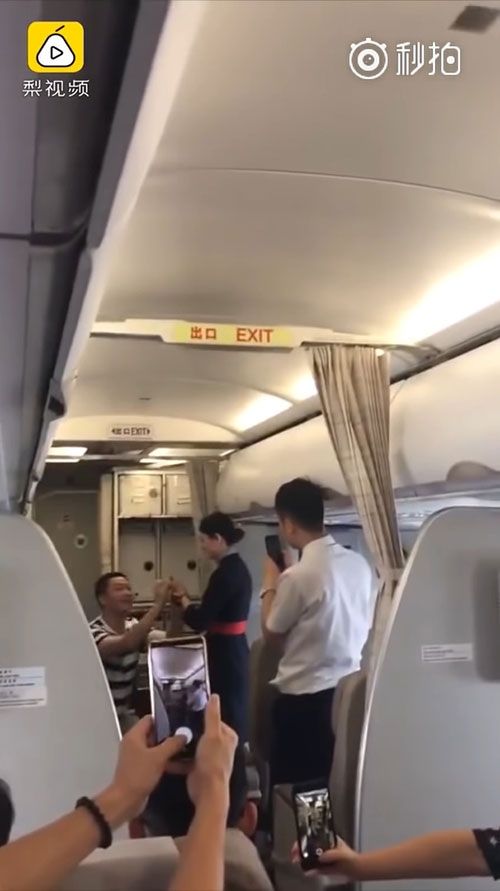 ขอแต่งงานบนเครื่องบิน