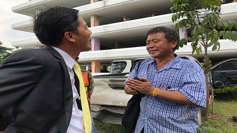 รถตกตึก