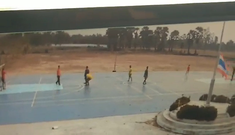 ไล่ยิงเด็กในสนามเด็กเล่น