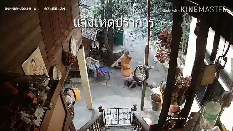 พระเตะคนสติไม่ดี