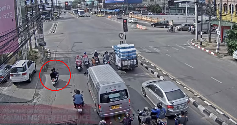 มอเตอร์ไซค์ฝ่าไฟแดง