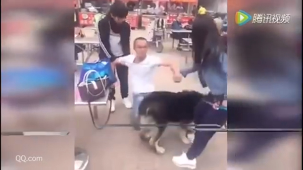 2 สาวทะเลาะยื้อแย่งผู้ชายคนเดียวกัน