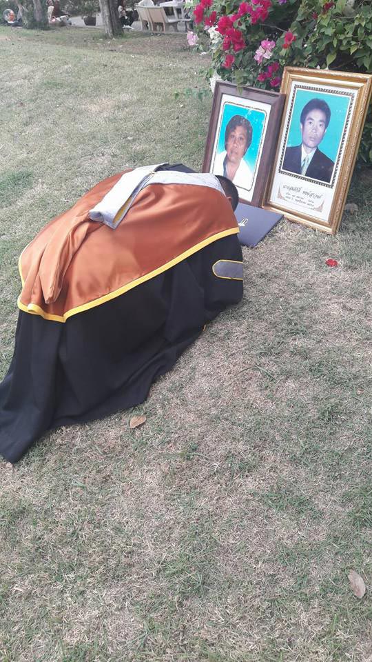 บัณฑิตหนุ่มก้มกราบรูปพ่อแม่ทั้งใจ