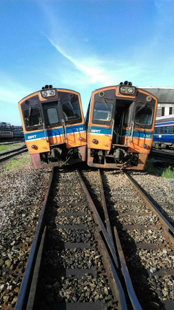 รถไฟ 2 ขบวนเบียดกันที่หัวลำโพง