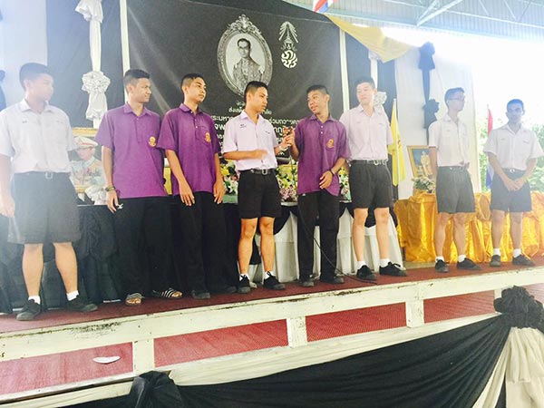 รด.ช่วยคนเป็นลมที่รางรถไฟ