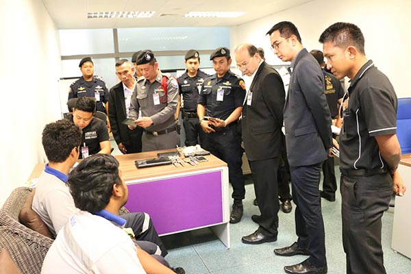 พนักงานสนามบินขโมยของนักท่องเที่ยว