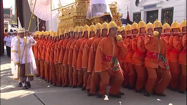 พลแบกหามริ้วขบวนพระบรมราชอิสริยยศ