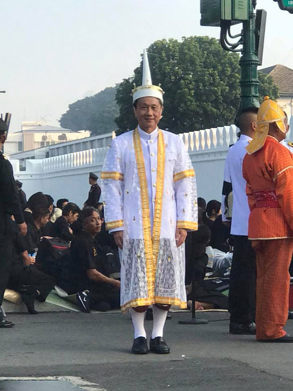 นพ.ประสิทธิ์ ผู้ประคองพระบรมโกศ