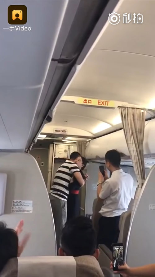 ขอแต่งงานบนเครื่องบิน