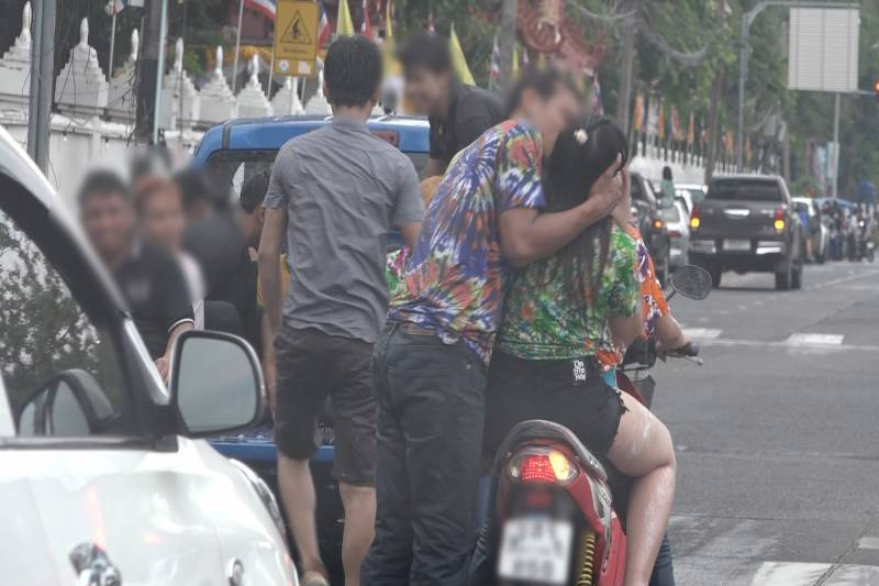 ลวนลามผู้หญิง