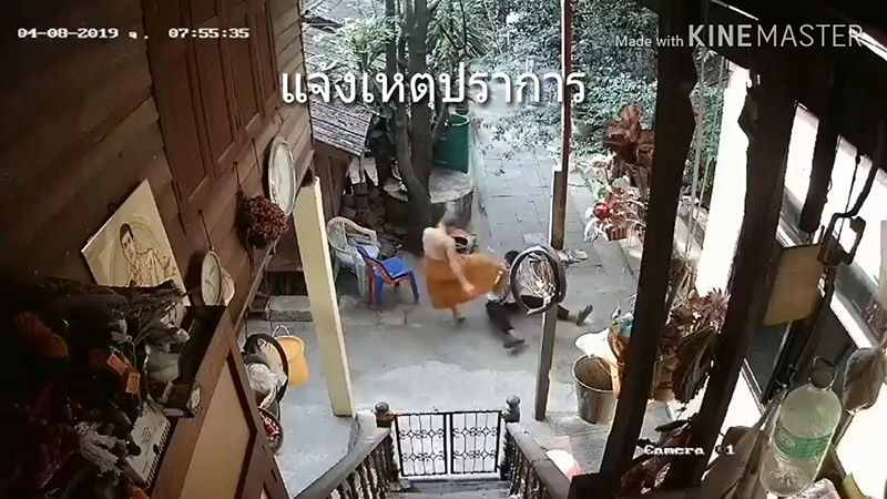 พระเตะคนสติไม่ดี