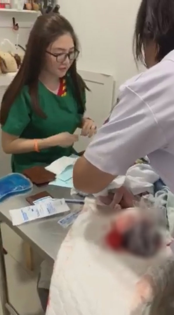 คลอดลูกกลางซอย