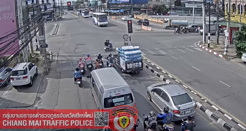 มอเตอร์ไซค์ฝ่าไฟแดง