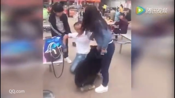 2 สาวทะเลาะยื้อแย่งผู้ชายคนเดียวกัน