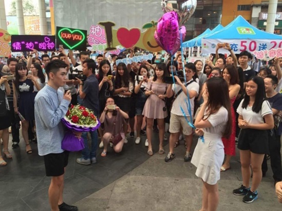  หนุ่มสุดโรแมนติกใช้ส้มโอ 999 ผล