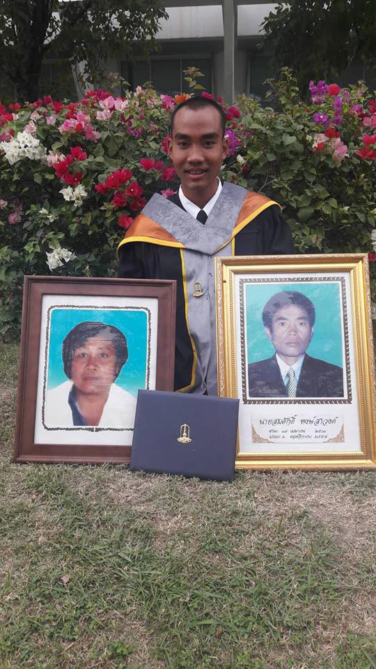 บัณฑิตหนุ่มก้มกราบรูปพ่อแม่ทั้งใจ