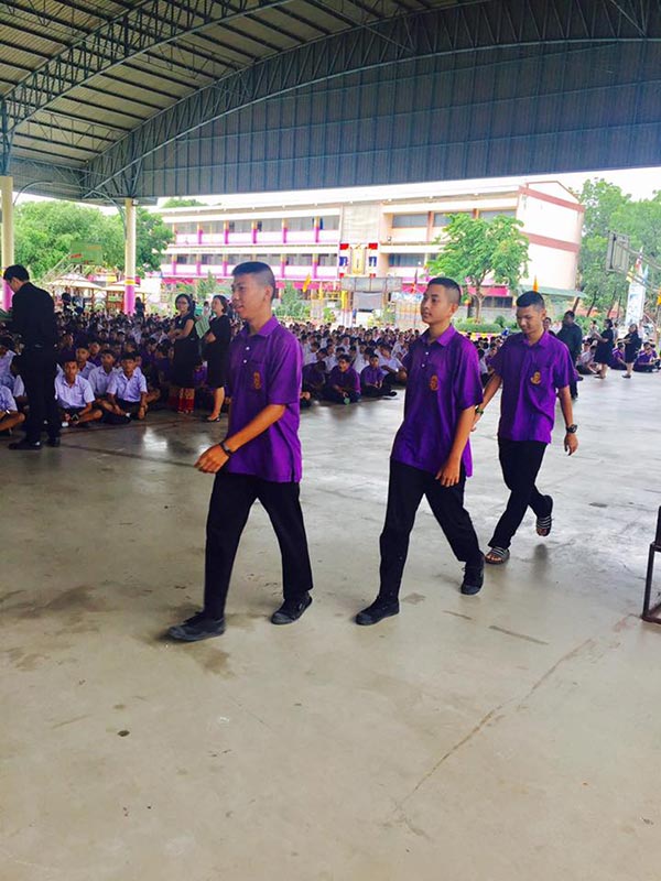 รด.ช่วยคนเป็นลมที่รางรถไฟ