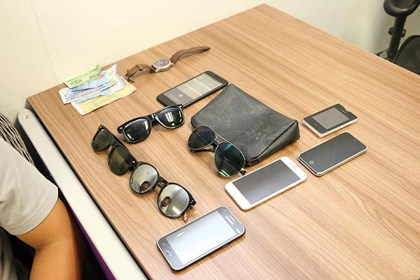 พนักงานสนามบินขโมยของนักท่องเที่ยว