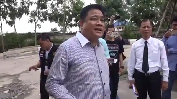 ร้องถนนลาดหลุมแก้วพัง