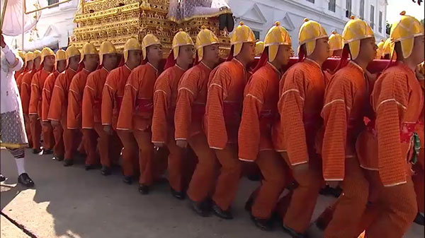 พลแบกหามริ้วขบวนพระบรมราชอิสริยยศ