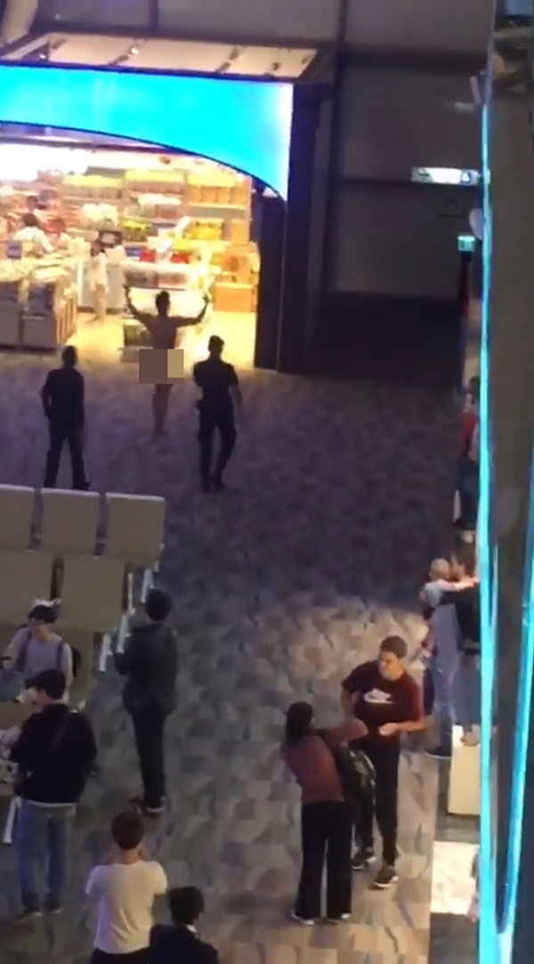 ฝรั่งคลั่ง แก้ผ้ากลางสนามบินภูเก็ต