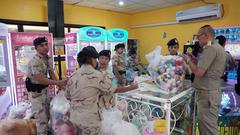 ตู้คีบตุ๊กตา