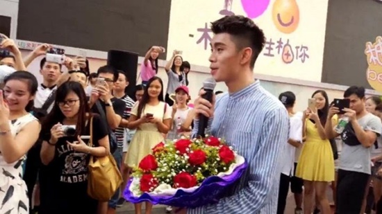  หนุ่มสุดโรแมนติกใช้ส้มโอ 999 ผล