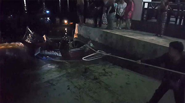 เรือบรรทุกนักเที่ยวล่มกลางแม่กลอง