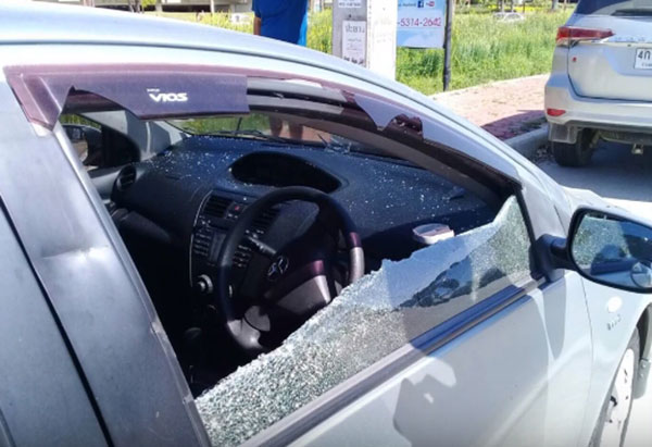 ทุบกระจกรถ