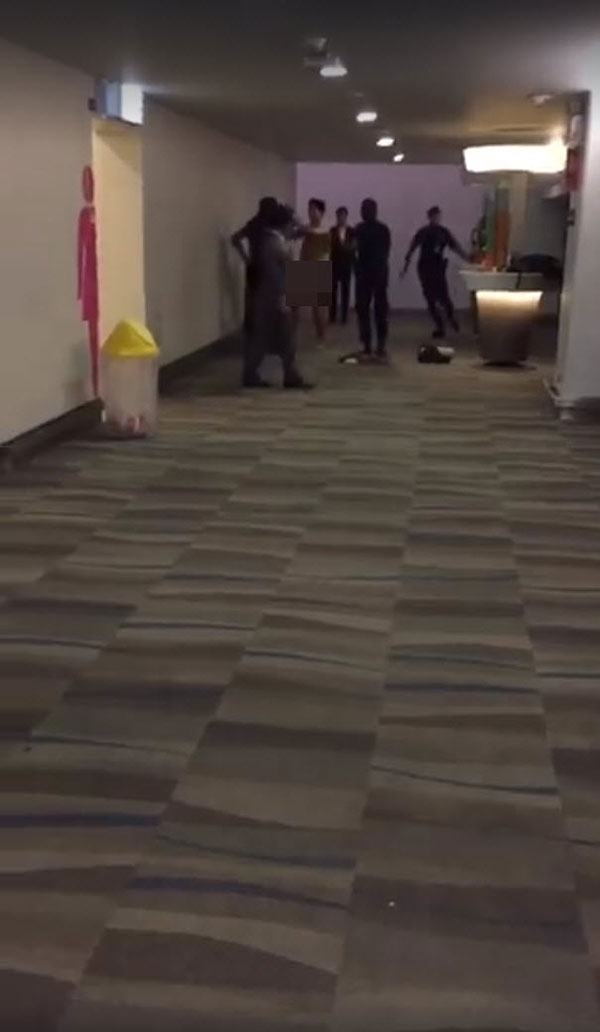 ฝรั่งคลั่ง แก้ผ้ากลางสนามบินภูเก็ต