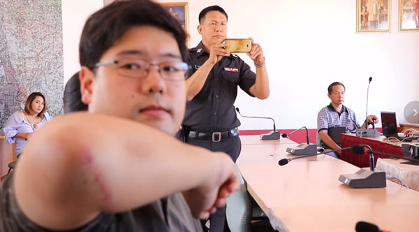 ทุบกระจกรถ