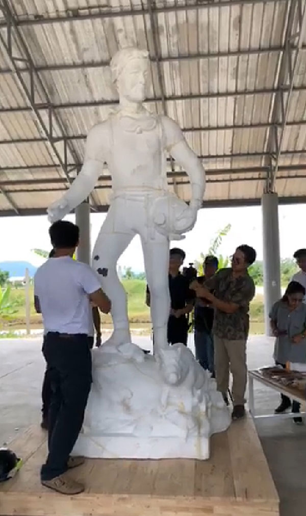 รูปปั้นจ่าแซม