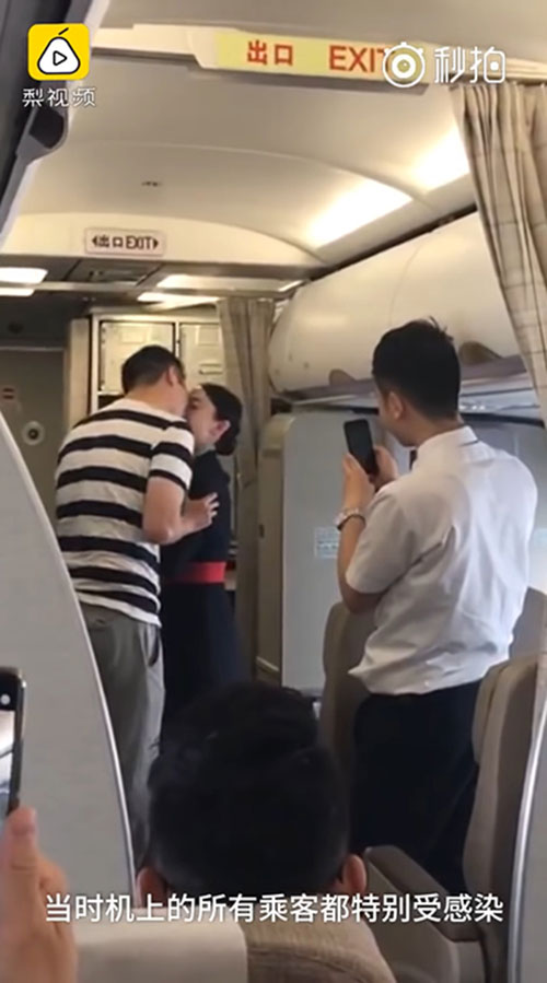 ขอแต่งงานบนเครื่องบิน